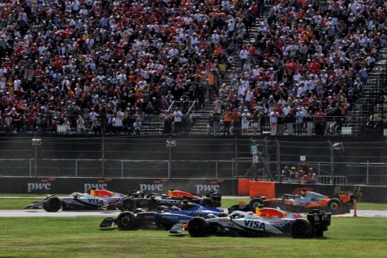 Carlos Sainz (ESP) Atlassian Williams Racing FW47 and Liam Lawson (NZL) Racing Bulls VCARB 02 run wide at the start of the race.
26.10.2025. Formula 1 World Championship, Rd 20, Mexican Grand Prix, Mexico City, Mexico, Race Day.
- www.xpbimages.com, EMail: requests@xpbimages.com © Copyright: Batchelor / XPB Images