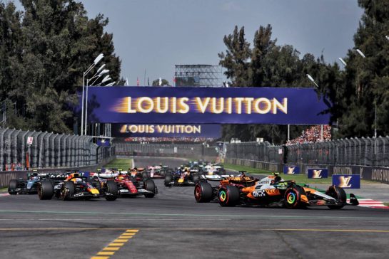 Lando Norris (GBR) McLaren MCL39 leads at the start of the race.
26.10.2025. Formula 1 World Championship, Rd 20, Mexican Grand Prix, Mexico City, Mexico, Race Day.
- www.xpbimages.com, EMail: requests@xpbimages.com © Copyright: Bearne / XPB Images