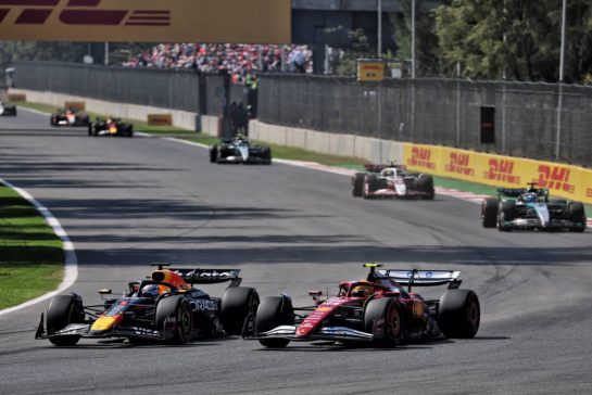 Max Verstappen (NLD) Red Bull Racing RB21 and Lewis Hamilton (GBR) Ferrari SF-25 battle for position.
26.10.2025. Formula 1 World Championship, Rd 20, Mexican Grand Prix, Mexico City, Mexico, Race Day.
- www.xpbimages.com, EMail: requests@xpbimages.com © Copyright: Batchelor / XPB Images