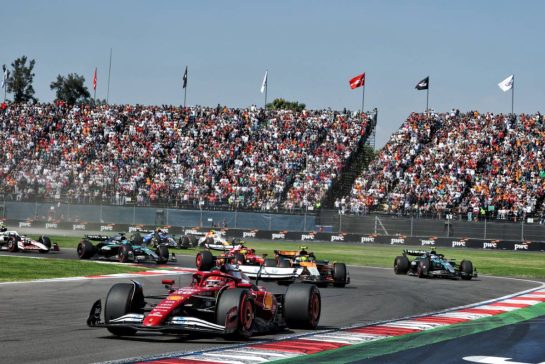 Charles Leclerc (MON) Ferrari SF-25 leads at the start of the race.
26.10.2025. Formula 1 World Championship, Rd 20, Mexican Grand Prix, Mexico City, Mexico, Race Day.
- www.xpbimages.com, EMail: requests@xpbimages.com © Copyright: Moy / XPB Images