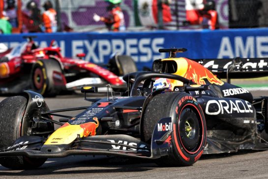 Max Verstappen (NLD) Red Bull Racing RB21 celebrates his third position at the end of the race.
26.10.2025. Formula 1 World Championship, Rd 20, Mexican Grand Prix, Mexico City, Mexico, Race Day.
- www.xpbimages.com, EMail: requests@xpbimages.com © Copyright: Charniaux / XPB Images