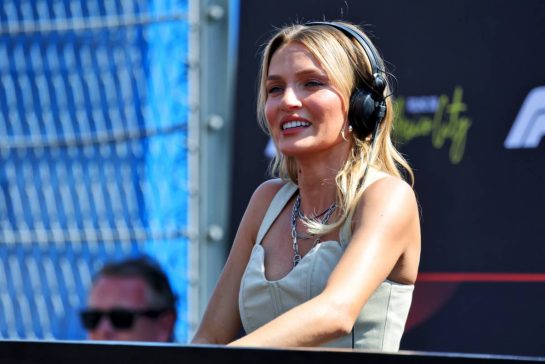 Anna De Ferran, DJ and Musical Artist on the grid.
26.10.2025. Formula 1 World Championship, Rd 20, Mexican Grand Prix, Mexico City, Mexico, Race Day.
- www.xpbimages.com, EMail: requests@xpbimages.com © Copyright: Moy / XPB Images