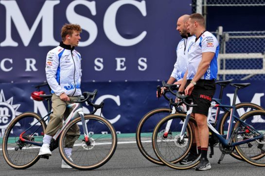 Liam Lawson (NZL) Racing Bulls left rides the circuit with the team.
06.11.2025. Formula 1 World Championship, Rd 21, Brazilian Grand Prix, Sao Paulo, Brazil, Preparation Day.
- www.xpbimages.com, EMail: requests@xpbimages.com © Copyright: Batchelor / XPB Images