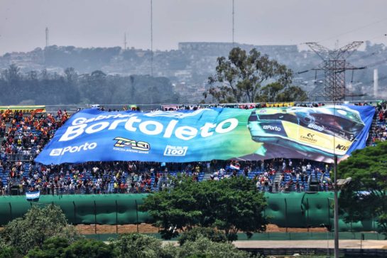 Circuit atmosphere - large Gabriel Bortoleto (BRA) Sauber banner with fans in the grandstand.
07.11.2025. Formula 1 World Championship, Rd 21, Brazilian Grand Prix, Sao Paulo, Brazil, Sprint Qualifying Day.
- www.xpbimages.com, EMail: requests@xpbimages.com © Copyright: Charniaux / XPB Images