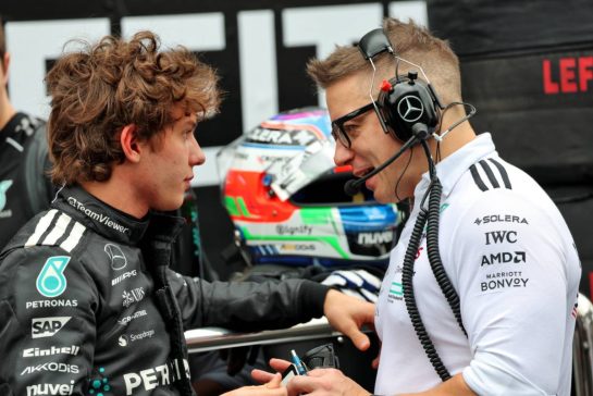 (L to R): Andrea Kimi Antonelli (ITA) Mercedes AMG F1 with Peter Bonnington (GBR) Mercedes AMG F1 Race Engineer on the grid.
08.11.2025. Formula 1 World Championship, Rd 21, Brazilian Grand Prix, Sao Paulo, Brazil, Sprint and Qualifying Day.
- www.xpbimages.com, EMail: requests@xpbimages.com © Copyright: Batchelor / XPB Images