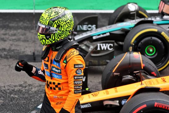 Sprint winner Lando Norris (GBR) McLaren MCL39 celebrates in parc ferme.
08.11.2025. Formula 1 World Championship, Rd 21, Brazilian Grand Prix, Sao Paulo, Brazil, Sprint and Qualifying Day.
- www.xpbimages.com, EMail: requests@xpbimages.com © Copyright: Batchelor / XPB Images