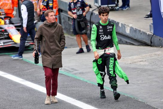 Gabriel Bortoleto (BRA) Sauber in the pit lane after he crashed out of the Sprint race.
08.11.2025. Formula 1 World Championship, Rd 21, Brazilian Grand Prix, Sao Paulo, Brazil, Sprint and Qualifying Day.
- www.xpbimages.com, EMail: requests@xpbimages.com © Copyright: Batchelor / XPB Images