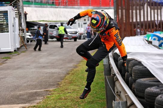 Oscar Piastri (AUS) McLaren crashed out of the race.
08.11.2025. Formula 1 World Championship, Rd 21, Brazilian Grand Prix, Sao Paulo, Brazil, Sprint and Qualifying Day.
- www.xpbimages.com, EMail: requests@xpbimages.com © Copyright: XPB Images