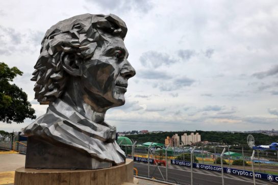 Circuit atmosphere - Ayrton Senna statue trackside.
08.11.2025. Formula 1 World Championship, Rd 21, Brazilian Grand Prix, Sao Paulo, Brazil, Sprint and Qualifying Day.
- www.xpbimages.com, EMail: requests@xpbimages.com © Copyright: Rew / XPB Images