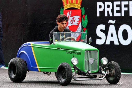 Gabriel Bortoleto (BRA) Sauber on the drivers' parade.
09.11.2025. Formula 1 World Championship, Rd 21, Brazilian Grand Prix, Sao Paulo, Brazil, Race Day.
- www.xpbimages.com, EMail: requests@xpbimages.com © Copyright: Batchelor / XPB Images