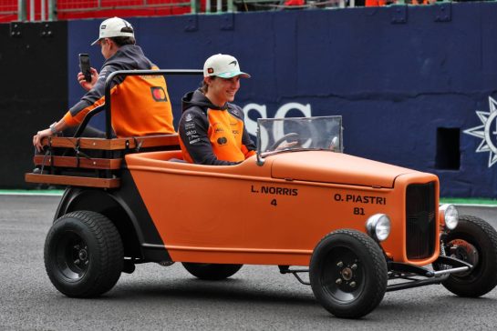 (L to R): Lando Norris (GBR) McLaren and Oscar Piastri (AUS) McLaren on the drivers' parade.
09.11.2025. Formula 1 World Championship, Rd 21, Brazilian Grand Prix, Sao Paulo, Brazil, Race Day.
- www.xpbimages.com, EMail: requests@xpbimages.com © Copyright: Batchelor / XPB Images