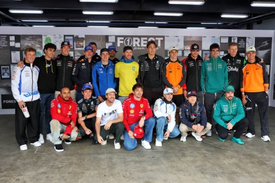 Sebastian Vettel (GER) with all the F1 drivers, promoting F1REST.
09.11.2025. Formula 1 World Championship, Rd 21, Brazilian Grand Prix, Sao Paulo, Brazil, Race Day.
- www.xpbimages.com, EMail: requests@xpbimages.com © Copyright: Charniaux / XPB Images