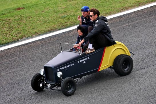 Yuki Tsunoda (JPN) Red Bull Racing with Max Verstappen (NLD) Red Bull Racing and George Russell (GBR) Mercedes AMG F1 on the drivers' parade.
09.11.2025. Formula 1 World Championship, Rd 21, Brazilian Grand Prix, Sao Paulo, Brazil, Race Day.
- www.xpbimages.com, EMail: requests@xpbimages.com © Copyright: Charniaux / XPB Images