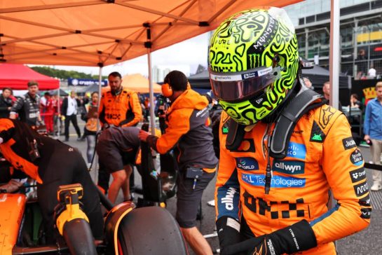 Lando Norris (GBR) McLaren MCL39 on the grid.
09.11.2025. Formula 1 World Championship, Rd 21, Brazilian Grand Prix, Sao Paulo, Brazil, Race Day.
- www.xpbimages.com, EMail: requests@xpbimages.com © Copyright: Rew / XPB Images