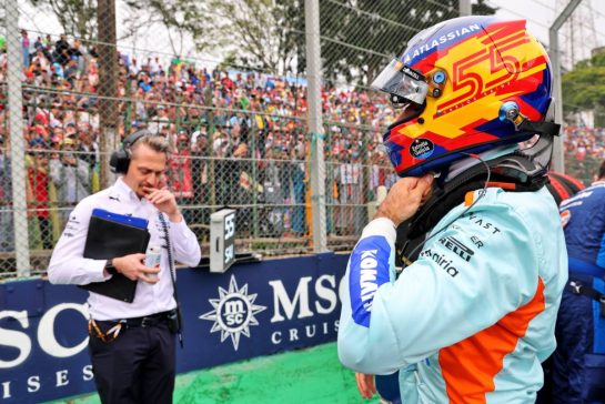 Carlos Sainz (ESP) Atlassian Williams Racing on the grid.
09.11.2025. Formula 1 World Championship, Rd 21, Brazilian Grand Prix, Sao Paulo, Brazil, Race Day.
- www.xpbimages.com, EMail: requests@xpbimages.com © Copyright: Batchelor / XPB Images