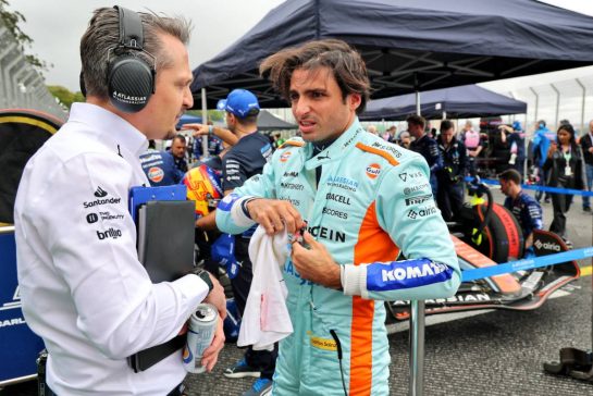 (L to R): Gaetan Jego (FRA) Atlassian Williams Racing Race Engineer with Carlos Sainz (ESP) Atlassian Williams Racing on the grid.
09.11.2025. Formula 1 World Championship, Rd 21, Brazilian Grand Prix, Sao Paulo, Brazil, Race Day.
- www.xpbimages.com, EMail: requests@xpbimages.com © Copyright: Batchelor / XPB Images