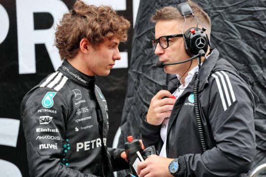 (L to R): Andrea Kimi Antonelli (ITA) Mercedes AMG F1 with Peter Bonnington (GBR) Mercedes AMG F1 Race Engineer on the grid.
09.11.2025. Formula 1 World Championship, Rd 21, Brazilian Grand Prix, Sao Paulo, Brazil, Race Day.
- www.xpbimages.com, EMail: requests@xpbimages.com © Copyright: Batchelor / XPB Images