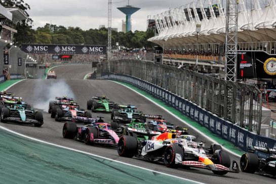 Liam Lawson (NZL) Racing Bulls VCARB 02 at the start of the race.
09.11.2025. Formula 1 World Championship, Rd 21, Brazilian Grand Prix, Sao Paulo, Brazil, Race Day.
- www.xpbimages.com, EMail: requests@xpbimages.com © Copyright: Charniaux / XPB Images