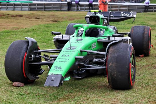 The damaged Sauber C45 of Gabriel Bortoleto (BRA) Sauber, who retired from the race.
09.11.2025. Formula 1 World Championship, Rd 21, Brazilian Grand Prix, Sao Paulo, Brazil, Race Day.
- www.xpbimages.com, EMail: requests@xpbimages.com © Copyright: Rew / XPB Images