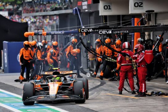 Lando Norris (GBR) McLaren MCL39 makes a pit stop.
09.11.2025. Formula 1 World Championship, Rd 21, Brazilian Grand Prix, Sao Paulo, Brazil, Race Day.
- www.xpbimages.com, EMail: requests@xpbimages.com © Copyright: Batchelor / XPB Images