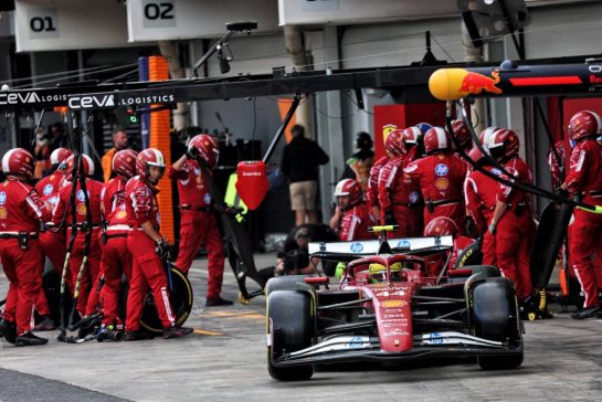 Lewis Hamilton (GBR) Ferrari SF-25 makes a pit stop.
09.11.2025. Formula 1 World Championship, Rd 21, Brazilian Grand Prix, Sao Paulo, Brazil, Race Day.
- www.xpbimages.com, EMail: requests@xpbimages.com © Copyright: Batchelor / XPB Images