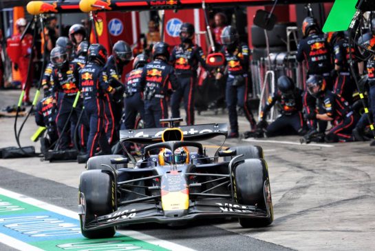 Max Verstappen (NLD) Red Bull Racing RB21 makes a pit stop.
09.11.2025. Formula 1 World Championship, Rd 21, Brazilian Grand Prix, Sao Paulo, Brazil, Race Day.
- www.xpbimages.com, EMail: requests@xpbimages.com © Copyright: Batchelor / XPB Images