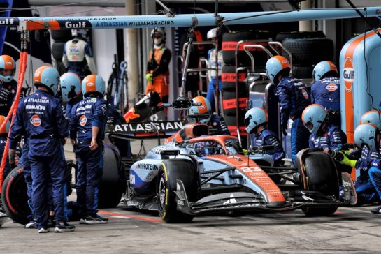 Alexander Albon (THA) Atlassian Williams Racing FW47 makes a pit stop.
09.11.2025. Formula 1 World Championship, Rd 21, Brazilian Grand Prix, Sao Paulo, Brazil, Race Day.
- www.xpbimages.com, EMail: requests@xpbimages.com © Copyright: Batchelor / XPB Images