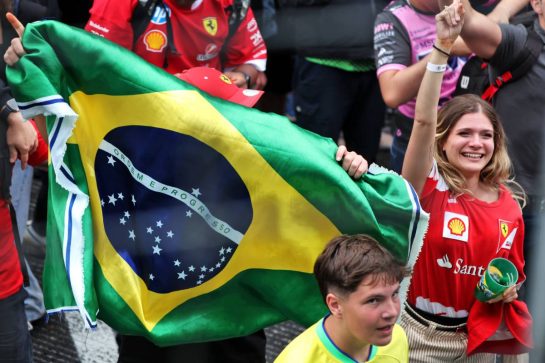 Circuit atmosphere - Fans at the podium.
09.11.2025. Formula 1 World Championship, Rd 21, Brazilian Grand Prix, Sao Paulo, Brazil, Race Day.
- www.xpbimages.com, EMail: requests@xpbimages.com © Copyright: Rew / XPB Images