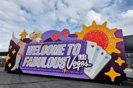 Circuit atmosphere - Welcome to Las Vegas sign.
19.11.2025. Formula 1 World Championship, Rd 22, Las Vegas Grand Prix, Las Vegas, Nevada, USA, Preparation Day.
- www.xpbimages.com, EMail: requests@xpbimages.com © Copyright: Moy / XPB Images