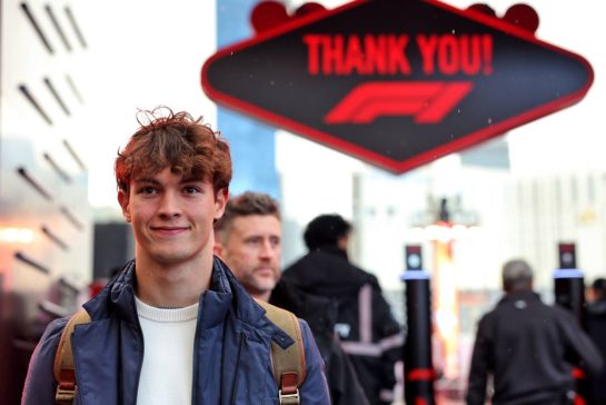 Oliver Bearman (GBR) Haas F1 Team.
19.11.2025. Formula 1 World Championship, Rd 22, Las Vegas Grand Prix, Las Vegas, Nevada, USA, Preparation Day.
- www.xpbimages.com, EMail: requests@xpbimages.com © Copyright: Bearne / XPB Images