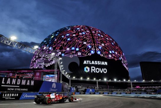 Lewis Hamilton (GBR) Ferrari SF-25.
20.11.2025. Formula 1 World Championship, Rd 22, Las Vegas Grand Prix, Las Vegas, Nevada, USA, Practice Day
- www.xpbimages.com, EMail: requests@xpbimages.com © Copyright: Bearne / XPB Images