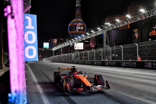 Oscar Piastri (AUS) McLaren MCL39.
20.11.2025. Formula 1 World Championship, Rd 22, Las Vegas Grand Prix, Las Vegas, Nevada, USA, Practice Day
- www.xpbimages.com, EMail: requests@xpbimages.com © Copyright: Price / XPB Images