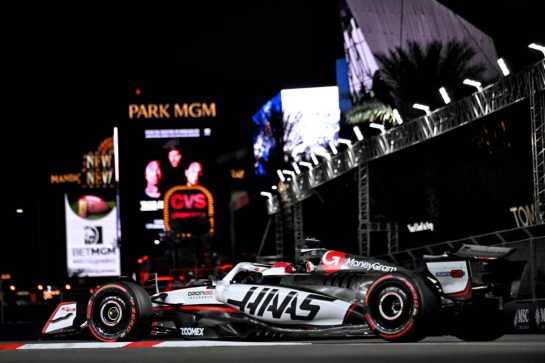 Esteban Ocon (FRA) Haas VF-25.
20.11.2025. Formula 1 World Championship, Rd 22, Las Vegas Grand Prix, Las Vegas, Nevada, USA, Practice Day
- www.xpbimages.com, EMail: requests@xpbimages.com © Copyright: Price / XPB Images