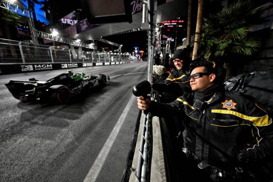 Gabriel Bortoleto (BRA) Sauber C45 has his speed checked by a local policeman.
20.11.2025. Formula 1 World Championship, Rd 22, Las Vegas Grand Prix, Las Vegas, Nevada, USA, Practice Day
- www.xpbimages.com, EMail: requests@xpbimages.com © Copyright: Price / XPB Images