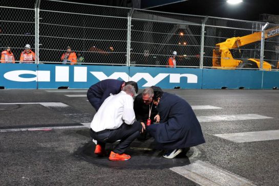 Rui Marques (POR) FIA Race Director inspects a manhole cover that stopped the second practice session.
20.11.2025. Formula 1 World Championship, Rd 22, Las Vegas Grand Prix, Las Vegas, Nevada, USA, Practice Day
- www.xpbimages.com, EMail: requests@xpbimages.com © Copyright: Moy / XPB Images