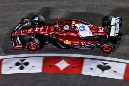 Lewis Hamilton (GBR) Ferrari SF-25.
20.11.2025. Formula 1 World Championship, Rd 22, Las Vegas Grand Prix, Las Vegas, Nevada, USA, Practice Day
- www.xpbimages.com, EMail: requests@xpbimages.com © Copyright: Bearne / XPB Images