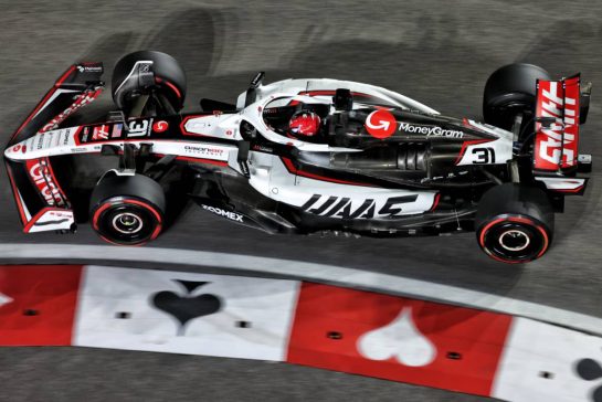 Esteban Ocon (FRA) Haas VF-25.
20.11.2025. Formula 1 World Championship, Rd 22, Las Vegas Grand Prix, Las Vegas, Nevada, USA, Practice Day
- www.xpbimages.com, EMail: requests@xpbimages.com © Copyright: Bearne / XPB Images