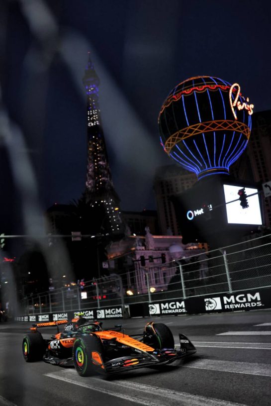 Lando Norris (GBR) McLaren MCL39.
21.11.2025. Formula 1 World Championship, Rd 22, Las Vegas Grand Prix, Las Vegas, Nevada, USA, Qualifying Day.
- www.xpbimages.com, EMail: requests@xpbimages.com © Copyright: Bearne / XPB Images