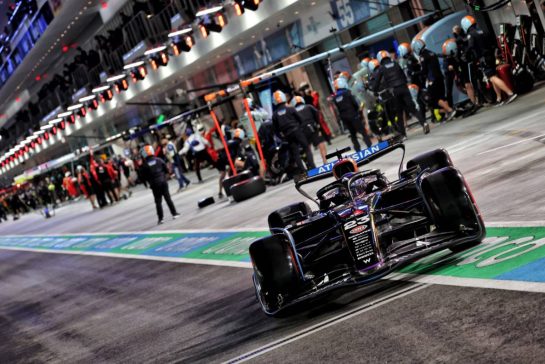 Alexander Albon (THA) Atlassian Williams Racing FW47 in the pits.
21.11.2025. Formula 1 World Championship, Rd 22, Las Vegas Grand Prix, Las Vegas, Nevada, USA, Qualifying Day.
- www.xpbimages.com, EMail: requests@xpbimages.com © Copyright: Batchelor / XPB Images