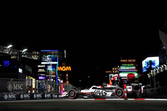 Esteban Ocon (FRA) Haas VF-25.
21.11.2025. Formula 1 World Championship, Rd 22, Las Vegas Grand Prix, Las Vegas, Nevada, USA, Qualifying Day.
- www.xpbimages.com, EMail: requests@xpbimages.com © Copyright: Bearne / XPB Images