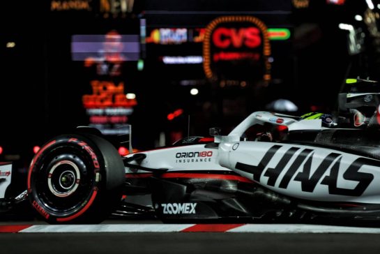 Oliver Bearman (GBR) Haas VF-25.
21.11.2025. Formula 1 World Championship, Rd 22, Las Vegas Grand Prix, Las Vegas, Nevada, USA, Qualifying Day.
- www.xpbimages.com, EMail: requests@xpbimages.com © Copyright: Bearne / XPB Images