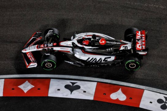 Esteban Ocon (FRA) Haas VF-25.
21.11.2025. Formula 1 World Championship, Rd 22, Las Vegas Grand Prix, Las Vegas, Nevada, USA, Qualifying Day.
- www.xpbimages.com, EMail: requests@xpbimages.com © Copyright: Moy / XPB Images