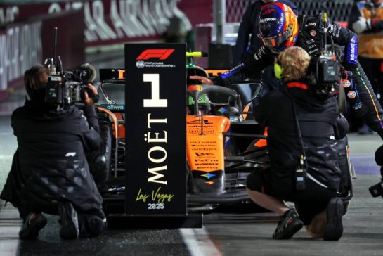 (L to R): Pole sitter Lando Norris (GBR) McLaren MCL39 with third placed Carlos Sainz (ESP) Atlassian Williams Racing in qualifying parc ferme.
21.11.2025. Formula 1 World Championship, Rd 22, Las Vegas Grand Prix, Las Vegas, Nevada, USA, Qualifying Day.
- www.xpbimages.com, EMail: requests@xpbimages.com © Copyright: Bearne / XPB Images