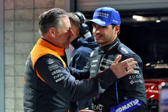(L to R): Zak Brown (USA) McLaren Executive Director in qualifying parc ferme with third placed Carlos Sainz (ESP) Atlassian Williams Racing.
21.11.2025. Formula 1 World Championship, Rd 22, Las Vegas Grand Prix, Las Vegas, Nevada, USA, Qualifying Day.
- www.xpbimages.com, EMail: requests@xpbimages.com © Copyright: Bearne / XPB Images