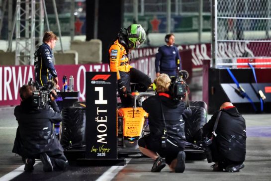 Pole sitter Lando Norris (GBR) McLaren MCL39 in qualifying parc ferme.
21.11.2025. Formula 1 World Championship, Rd 22, Las Vegas Grand Prix, Las Vegas, Nevada, USA, Qualifying Day.
- www.xpbimages.com, EMail: requests@xpbimages.com © Copyright: Charniaux / XPB Images