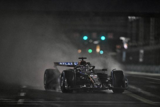 Alexander Albon (THA) Atlassian Williams Racing FW47.
21.11.2025. Formula 1 World Championship, Rd 22, Las Vegas Grand Prix, Las Vegas, Nevada, USA, Qualifying Day.
- www.xpbimages.com, EMail: requests@xpbimages.com © Copyright: Price / XPB Images