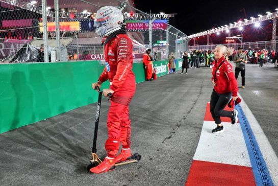 Lewis Hamilton (GBR) Ferrari on the grid.
22.11.2025. Formula 1 World Championship, Rd 22, Las Vegas Grand Prix, Las Vegas, Nevada, USA, Race Day.
- www.xpbimages.com, EMail: requests@xpbimages.com © Copyright: Batchelor / XPB Images