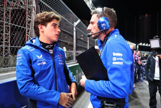 Franco Colapinto (ARG) Alpine F1 Team with Stuart Barlow (GBR) Alpine F1 Team Performance Engineer on the grid.
22.11.2025. Formula 1 World Championship, Rd 22, Las Vegas Grand Prix, Las Vegas, Nevada, USA, Race Day.
- www.xpbimages.com, EMail: requests@xpbimages.com © Copyright: Batchelor / XPB Images