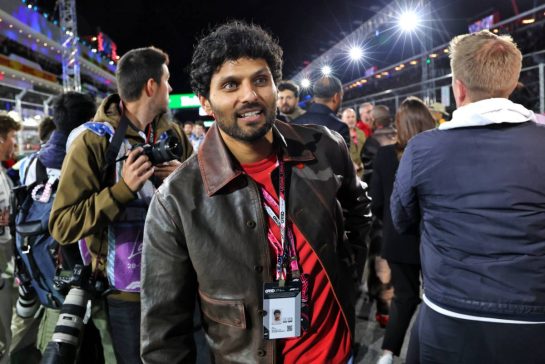 Jay Shetty (GBR) Author on the grid.
22.11.2025. Formula 1 World Championship, Rd 22, Las Vegas Grand Prix, Las Vegas, Nevada, USA, Race Day.
- www.xpbimages.com, EMail: requests@xpbimages.com © Copyright: Batchelor / XPB Images