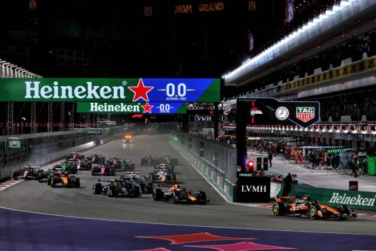 Lando Norris (GBR) McLaren MCL39 leads Max Verstappen (NLD) Red Bull Racing RB21 at the start of the race.
22.11.2025. Formula 1 World Championship, Rd 22, Las Vegas Grand Prix, Las Vegas, Nevada, USA, Race Day.
- www.xpbimages.com, EMail: requests@xpbimages.com © Copyright: Batchelor / XPB Images